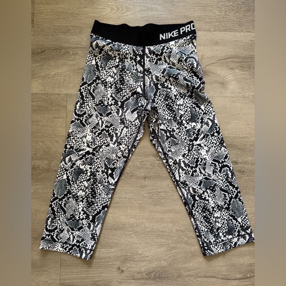 Nike pro Chic Black and White Leggings, small size